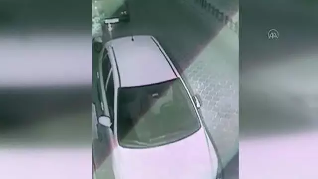Dönercinin paket servis için aldığı motosikletin çalınma anı güvenlik kamerasında Dönercinin paket servis için aldığı motosikletin çalınma anı güvenlik kamerasında
