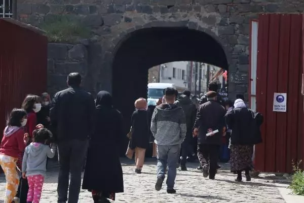 'DÜĞÜNLER ARTARSA CENAZELER DE ARTAR' 'DÜĞÜNLER ARTARSA CENAZELER DE ARTAR'