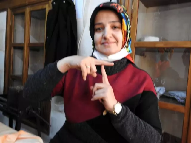 Duymadan konuşamadan bakırcılık mesleğini öğreniyor Duymadan konuşamadan bakırcılık mesleğini öğreniyor