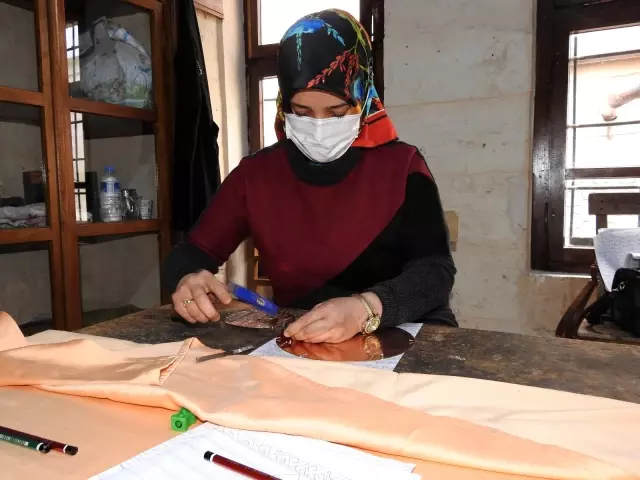 Duymadan konuşamadan bakırcılık mesleğini öğreniyor Duymadan konuşamadan bakırcılık mesleğini öğreniyor