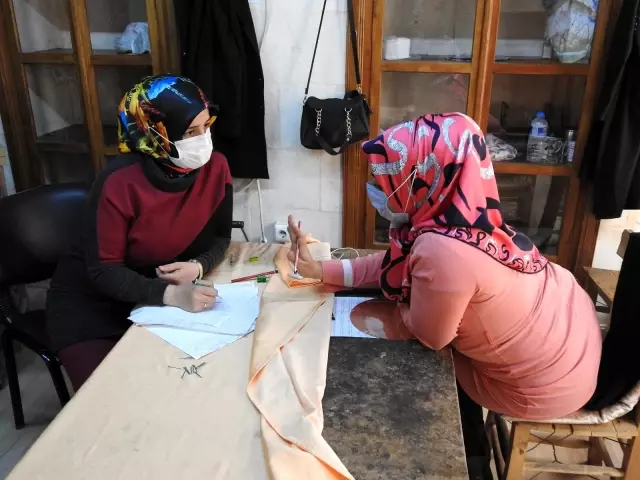 Duymadan konuşamadan bakırcılık mesleğini öğreniyor Duymadan konuşamadan bakırcılık mesleğini öğreniyor