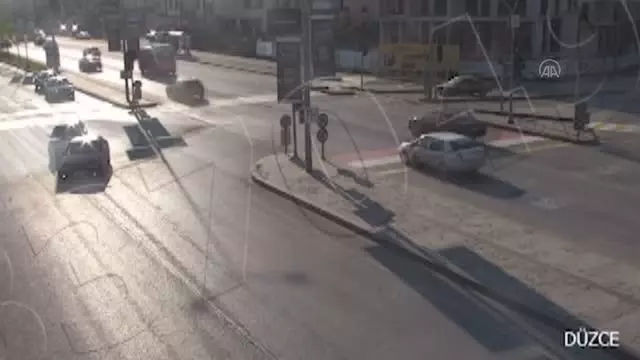 Düzce, Karabük, Bolu ve Kocaeli'deki trafik kazaları KGYS kameralarında Düzce, Karabük, Bolu ve Kocaeli'deki trafik kazaları KGYS kameralarında