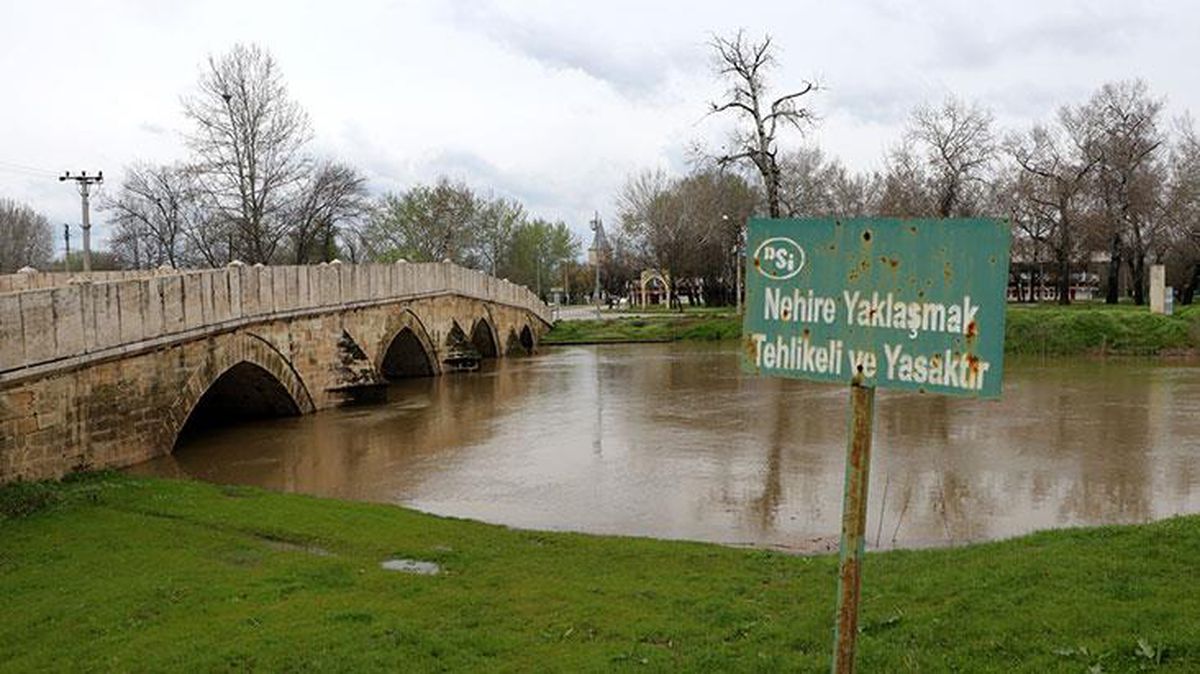 Edirne'de sağanağın ardından debisi yükselen Tunca Nehri için 'sarı alarm' verildi