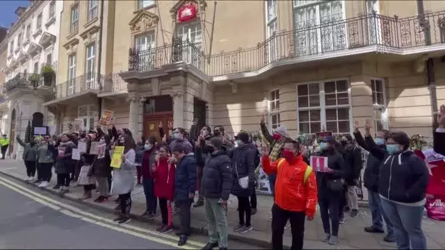 Elçilik binasına girişi engellenen Myanmar'ın Londra Büyükelçisi'nden darbe karşıtı açıklama Elçilik binasına girişi engellenen Myanmar'ın Londra Büyükelçisi'nden darbe karşıtı açıklama