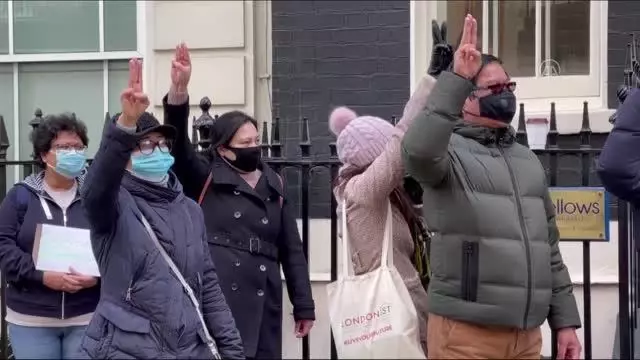 Elçilik binasına girişi engellenen Myanmar'ın Londra Büyükelçisi'nden darbe karşıtı açıklama Elçilik binasına girişi engellenen Myanmar'ın Londra Büyükelçisi'nden darbe karşıtı açıklama
