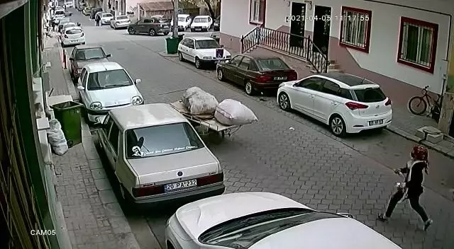 Elinden kaçırdığı arabanın peşinden koştu ama kazaya engel olamadı Elinden kaçırdığı arabanın peşinden koştu ama kazaya engel olamadı