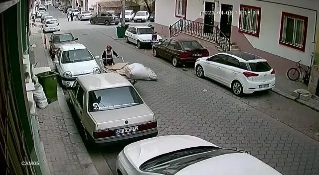 Elinden kaçırdığı arabanın peşinden koştu ama kazaya engel olamadı Elinden kaçırdığı arabanın peşinden koştu ama kazaya engel olamadı