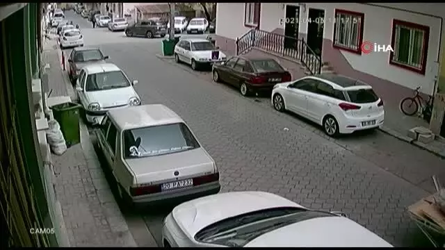 Son dakika haberleri: Elinden kaçırdığı arabanın peşinden koştu ama kazaya engel olamadı...Kaza anı kamerada Son dakika haberleri: Elinden kaçırdığı arabanın peşinden koştu ama kazaya engel olamadı...Kaza anı kamerada