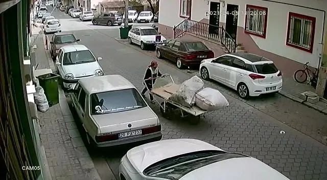 Elinden kaçırdığı arabanın peşinden koştu ama kazaya engel olamadı Elinden kaçırdığı arabanın peşinden koştu ama kazaya engel olamadı
