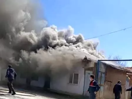 Emet'te ahşap ev yangını korkuttu Emet'te ahşap ev yangını korkuttu