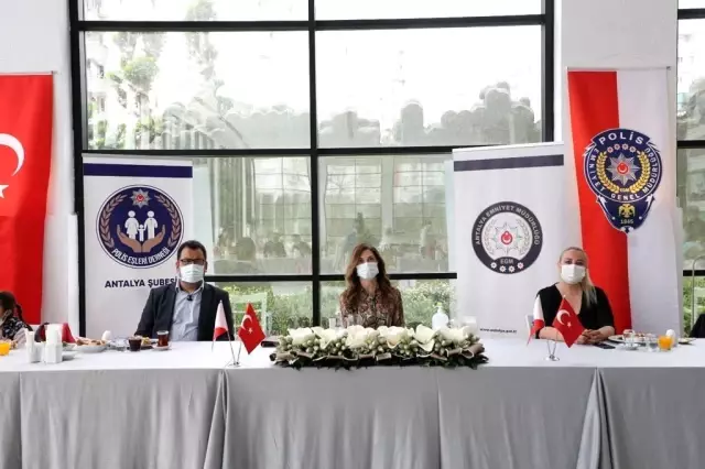 Engelli çocukların ailelerine 'En İyi Narkotik Polisi Anne' projesi tanıtıldı Engelli çocukların ailelerine 'En İyi Narkotik Polisi Anne' projesi tanıtıldı