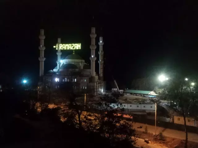 Erdoğan'ın açılışını yapacağı Uzunmehmet Camii'nde Ramazan hazırlığı Erdoğan'ın açılışını yapacağı Uzunmehmet Camii'nde Ramazan hazırlığı