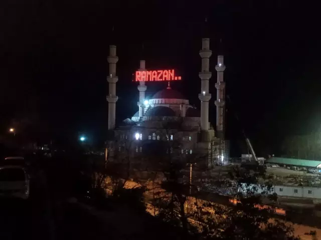 Erdoğan'ın açılışını yapacağı Uzunmehmet Camii'nde Ramazan hazırlığı Erdoğan'ın açılışını yapacağı Uzunmehmet Camii'nde Ramazan hazırlığı