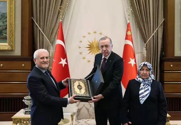 Erdoğan, şehit savcı Kiraz'ın anne ve babasını kabul etti Erdoğan, şehit savcı Kiraz'ın anne ve babasını kabul etti