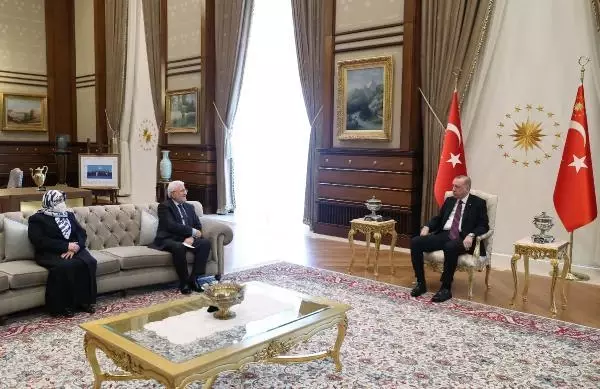 Erdoğan, şehit savcı Kiraz'ın anne ve babasını kabul etti Erdoğan, şehit savcı Kiraz'ın anne ve babasını kabul etti