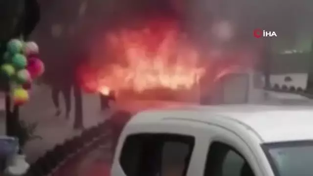 Son dakika haber | Esenler'de park halindeki araç alev alev yandı Son dakika haber | Esenler'de park halindeki araç alev alev yandı