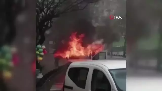 Son dakika haber | Esenler'de park halindeki araç alev alev yandı Son dakika haber | Esenler'de park halindeki araç alev alev yandı