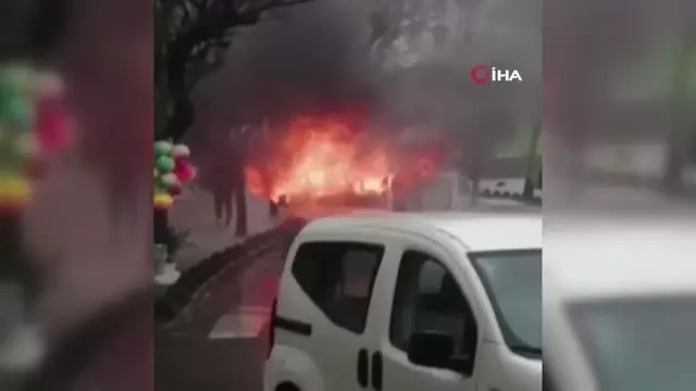 Son dakika haber | Esenler'de park halindeki araç alev alev yandı Son dakika haber | Esenler'de park halindeki araç alev alev yandı
