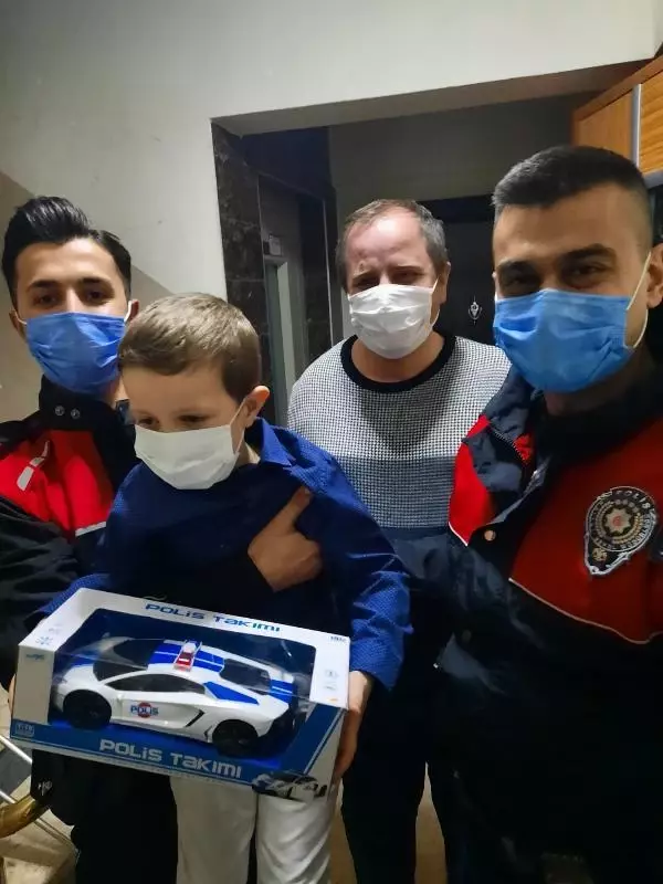Son dakika haberi: ESENYURT'TA 5 YAŞINDAKİ SERDAR'A POLİSTEN DOĞUM GÜNÜ SÜRPRİZİ Son dakika haberi: ESENYURT'TA 5 YAŞINDAKİ SERDAR'A POLİSTEN DOĞUM GÜNÜ SÜRPRİZİ