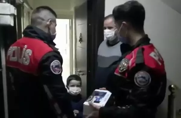 Son dakika haberi: ESENYURT'TA 5 YAŞINDAKİ SERDAR'A POLİSTEN DOĞUM GÜNÜ SÜRPRİZİ Son dakika haberi: ESENYURT'TA 5 YAŞINDAKİ SERDAR'A POLİSTEN DOĞUM GÜNÜ SÜRPRİZİ