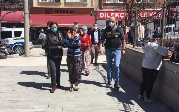 Evden hırsızlık yapan 5 kadından 1'i balkondan atladı, beli kırıldı Evden hırsızlık yapan 5 kadından 1'i balkondan atladı, beli kırıldı