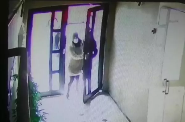 Evden hırsızlık yapan 5 kadından 1'i balkondan atladı, beli kırıldı Evden hırsızlık yapan 5 kadından 1'i balkondan atladı, beli kırıldı