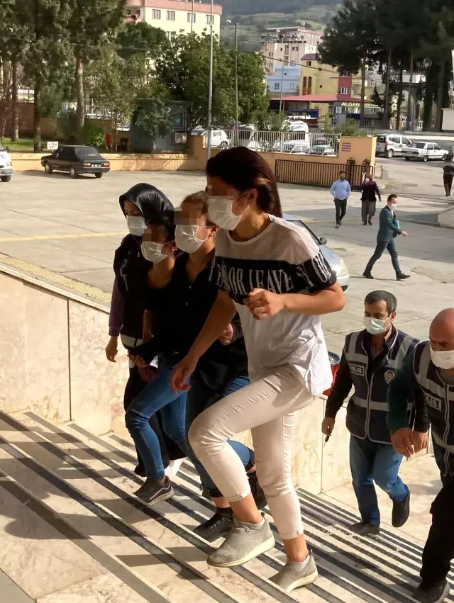 Evlerden hırsızlık yapıp yakalanmamak için kılık değiştirmişler Evlerden hırsızlık yapıp yakalanmamak için kılık değiştirmişler