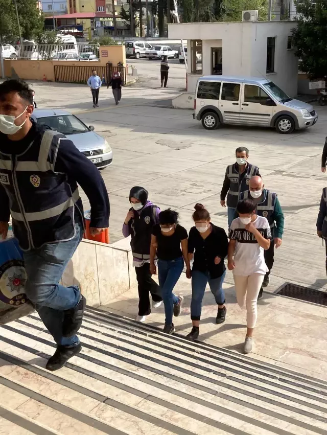 Evlerden hırsızlık yapıp yakalanmamak için kılık değiştirmişler Evlerden hırsızlık yapıp yakalanmamak için kılık değiştirmişler