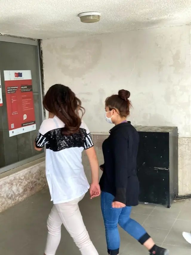 Evlerden hırsızlık yapıp yakalanmamak için kılık değiştirmişler Evlerden hırsızlık yapıp yakalanmamak için kılık değiştirmişler