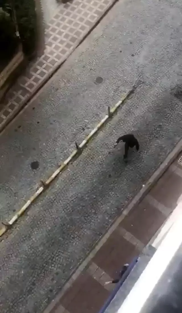 Eyüpsultan'da silahlı çatışma anı kamerada Eyüpsultan'da silahlı çatışma anı kamerada