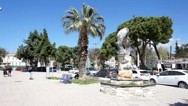 Foça'da tarihi çeşmeler ilgisiz kaldı, vatandaşlar tepkili Foça'da tarihi çeşmeler ilgisiz kaldı, vatandaşlar tepkili