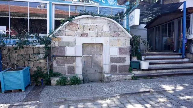 Foça'da tarihi çeşmeler ilgisiz kaldı, vatandaşlar tepkili Foça'da tarihi çeşmeler ilgisiz kaldı, vatandaşlar tepkili