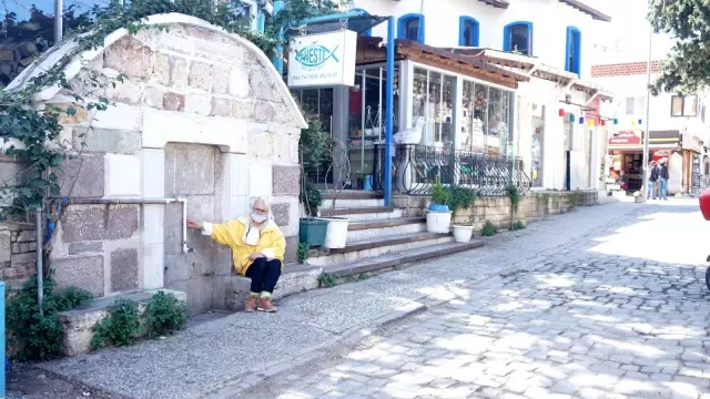 Foça'da tarihi çeşmeler ilgisiz kaldı, vatandaşlar tepkili Foça'da tarihi çeşmeler ilgisiz kaldı, vatandaşlar tepkili