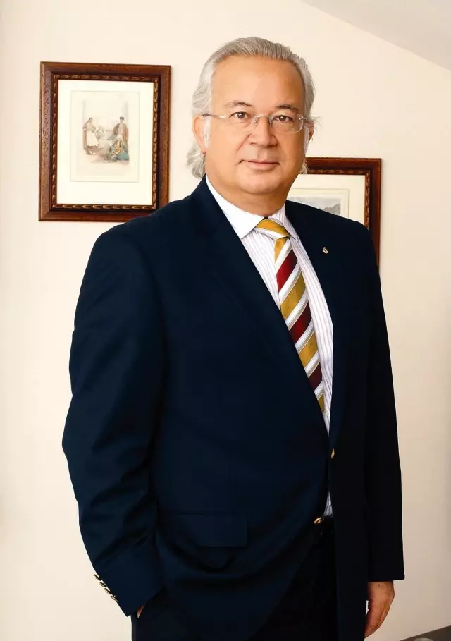 Galatasaray'da Eşref Hamamcıoğlu başkan adaylığını açıkladı Galatasaray'da Eşref Hamamcıoğlu başkan adaylığını açıkladı