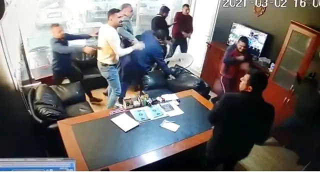 Son dakika haberleri... Galerideki kanlı saldırı kamerada Son dakika haberleri... Galerideki kanlı saldırı kamerada