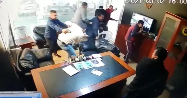 Son dakika haberleri... Galerideki kanlı saldırı kamerada Son dakika haberleri... Galerideki kanlı saldırı kamerada