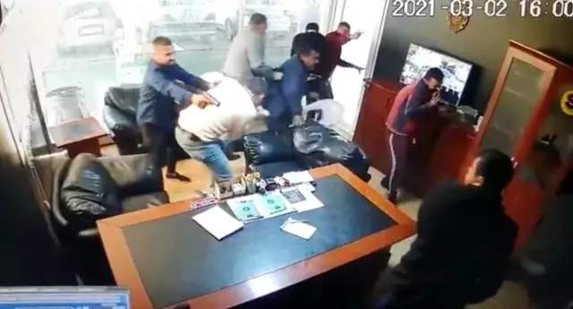 Son dakika haberleri... Galerideki kanlı saldırı kamerada Son dakika haberleri... Galerideki kanlı saldırı kamerada