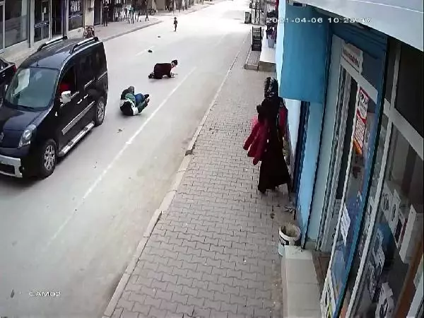 Gaspçının aracıyla metrelerce sürüklediği genç kadın: Bu bir canilik Gaspçının aracıyla metrelerce sürüklediği genç kadın: Bu bir canilik