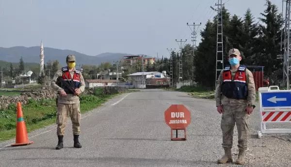 GAZİANTEP GAZİANTEP'TE, KORONAVİRÜSTEN ÖLEN KİŞİ İÇİN TAZİYE DÜZENLENEN MAHALLE KARANTİNAYA ALINDI GAZİANTEP GAZİANTEP'TE, KORONAVİRÜSTEN ÖLEN KİŞİ İÇİN TAZİYE DÜZENLENEN MAHALLE KARANTİNAYA ALINDI