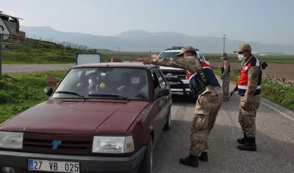 GAZİANTEP GAZİANTEP'TE, KORONAVİRÜSTEN ÖLEN KİŞİ İÇİN TAZİYE DÜZENLENEN MAHALLE KARANTİNAYA ALINDI GAZİANTEP GAZİANTEP'TE, KORONAVİRÜSTEN ÖLEN KİŞİ İÇİN TAZİYE DÜZENLENEN MAHALLE KARANTİNAYA ALINDI