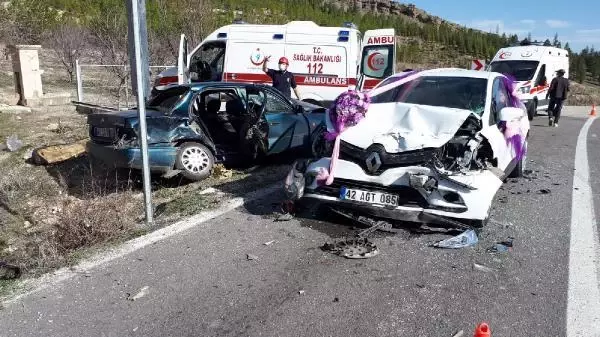 Gelin arabasının karıştığı zincirleme kazada 7 kişi yaralandı Gelin arabasının karıştığı zincirleme kazada 7 kişi yaralandı