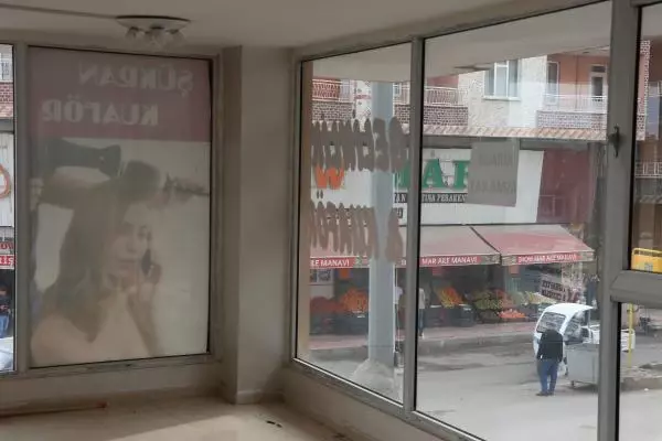 Gelinlikçiyi sahte çekle dolandırdılar Gelinlikçiyi sahte çekle dolandırdılar