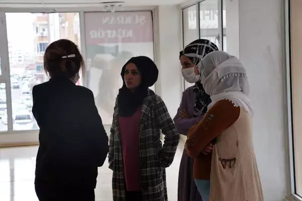 Gelinlikçiyi sahte çekle dolandırdılar Gelinlikçiyi sahte çekle dolandırdılar