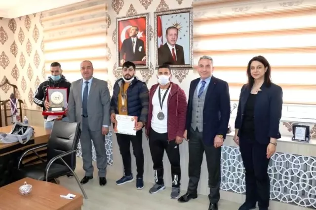 Gençlik ve Spor İl Müdürü Demir, şampiyon sporcuları ağırladı Gençlik ve Spor İl Müdürü Demir, şampiyon sporcuları ağırladı