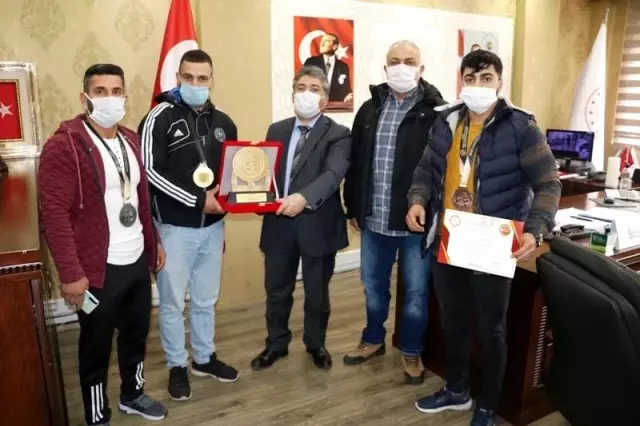 Gençlik ve Spor İl Müdürü Demir, şampiyon sporcuları ağırladı Gençlik ve Spor İl Müdürü Demir, şampiyon sporcuları ağırladı