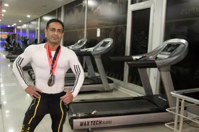 Gündüz boya badana, gece spor yaparak vücut geliştirme şampiyonu oldu Gündüz boya badana, gece spor yaparak vücut geliştirme şampiyonu oldu