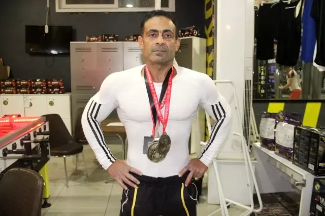 Gündüz boya badana, gece spor yaparak vücut geliştirme şampiyonu oldu Gündüz boya badana, gece spor yaparak vücut geliştirme şampiyonu oldu