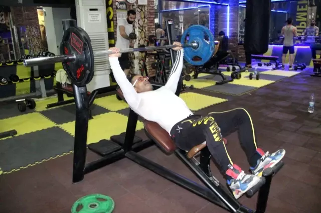 Gündüz boya badana, gece spor yaparak vücut geliştirme şampiyonu oldu Gündüz boya badana, gece spor yaparak vücut geliştirme şampiyonu oldu