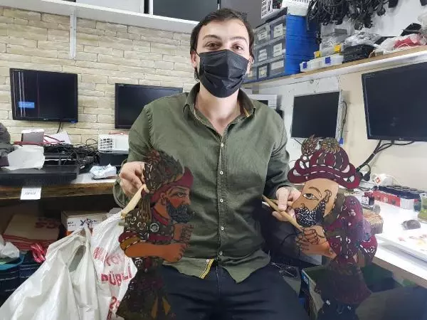 Hacivat ile Karagöz'ü yaşatıyor Hacivat ile Karagöz'ü yaşatıyor