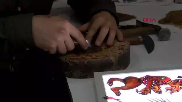 Hacivat ile Karagöz'ü yaşatıyor Hacivat ile Karagöz'ü yaşatıyor